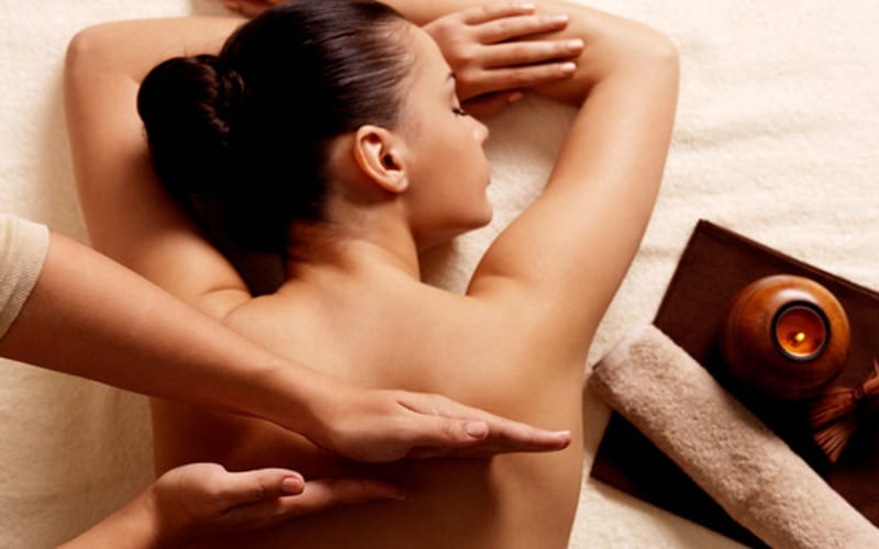 Massage Rééquilibrant aux Huiles Essentielles Clarins
