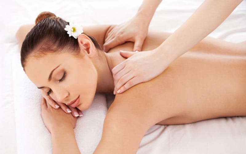 Massage du cou, des épaules et de la tête